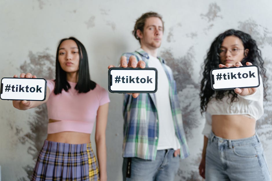 Imagen sobre influencer con 100k seguidores trabajando